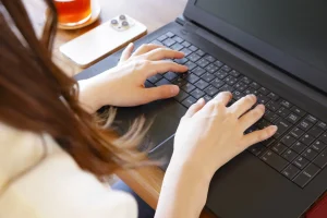 女性 パソコン 在宅